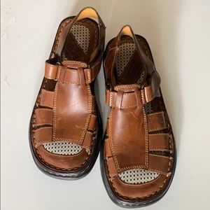Born Women’s Fisherman Sandal Leather Size 8 brown